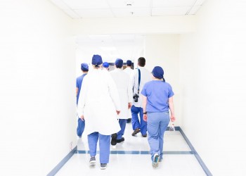 dottori che camminano in ospedale